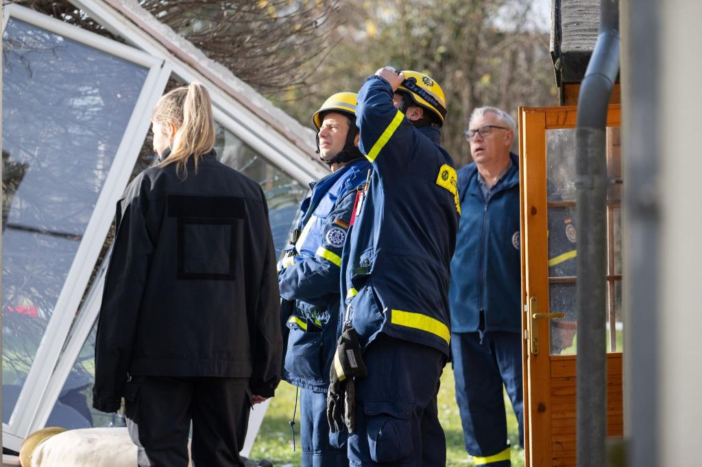 Das THW ist nach einer vermutlichen Explosion im Worms im Einsatz. - Foto: Boris Roessler/dpa