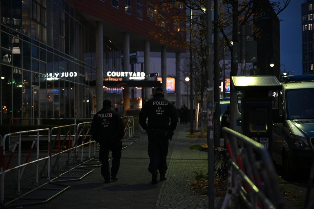 Auch das Hotel, in dem die Mannschaft aus Tel Aviv in Berlin wohnt, steht unter besonderem Schutz. - Foto: Leonie Asendorpf/dpa