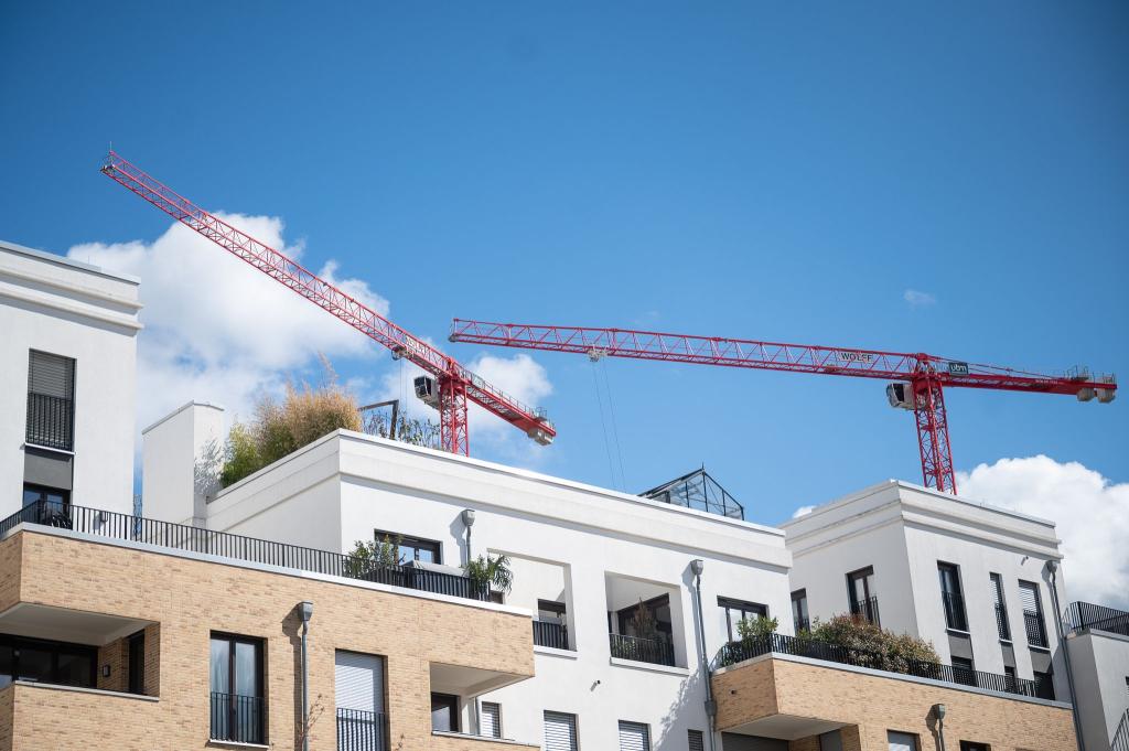 Banken vergeben wieder mehr Immobilienkredite an Verbraucher (Archivbild). - Foto: Sebastian Gollnow/dpa