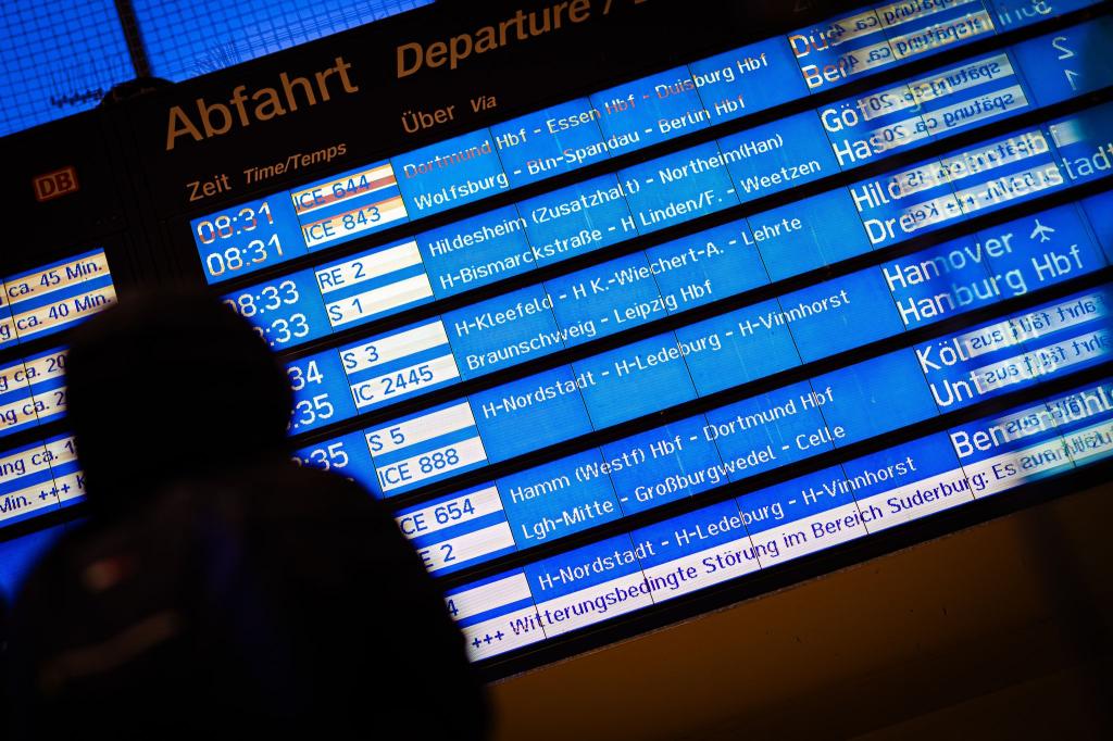 Ein Sturmtief macht dem Bahnverkehr zu schaffen, viele Züge verspäten sich. - Foto: Moritz Frankenberg/dpa