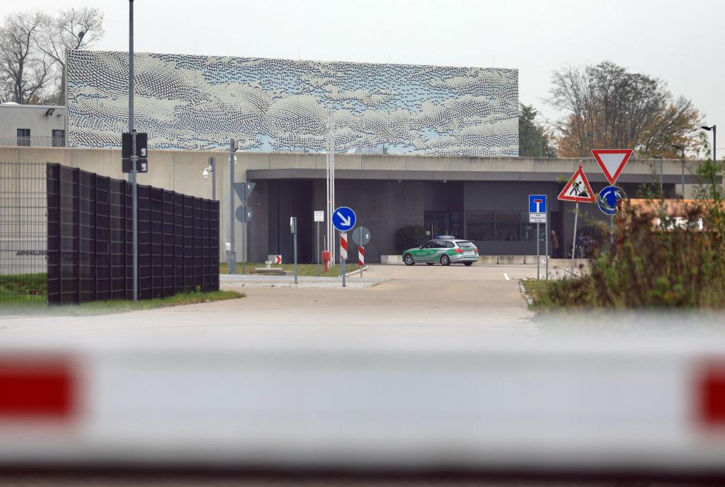 Seit Wochen gibt es Vorwürfe gegen Mitarbeiter im bayerischen Justizvollzug. Die Zahl der Beschuldigten stieg nun auf 17. (Symbolbild) - Foto: Karl-Josef Hildenbrand/dpa