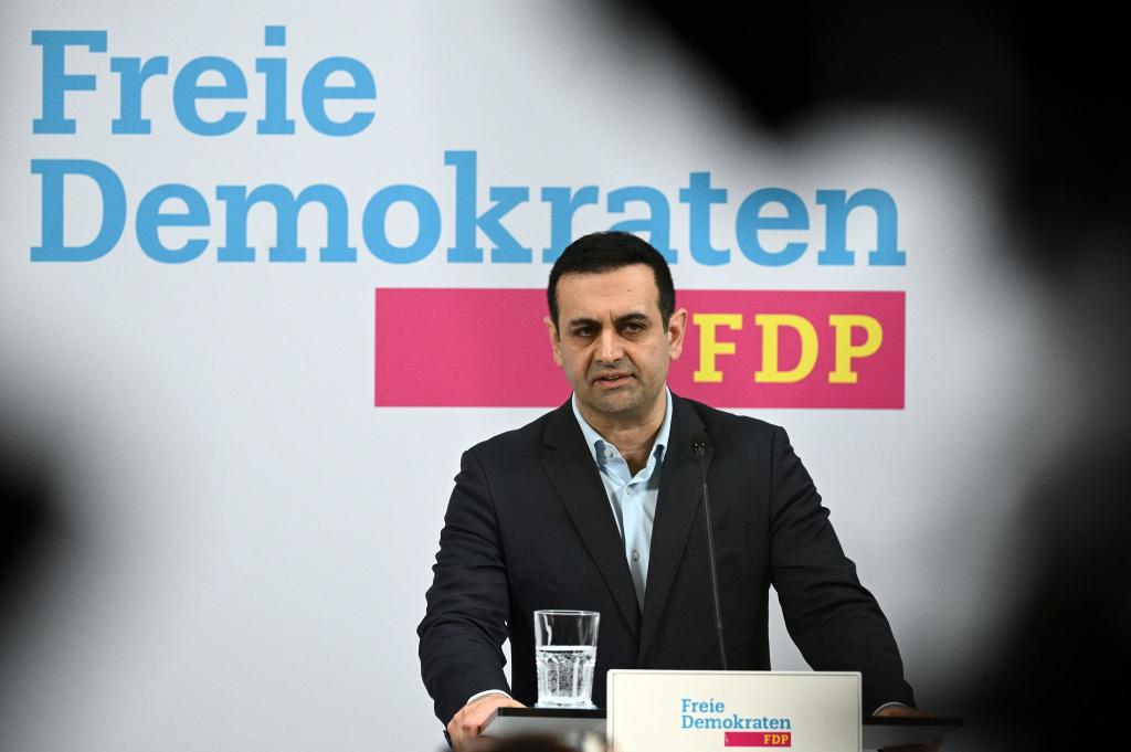 FDP-Generalsekretär Djir-Sarai ist zurückgetreten. - Foto: Sebastian Christoph Gollnow/dpa