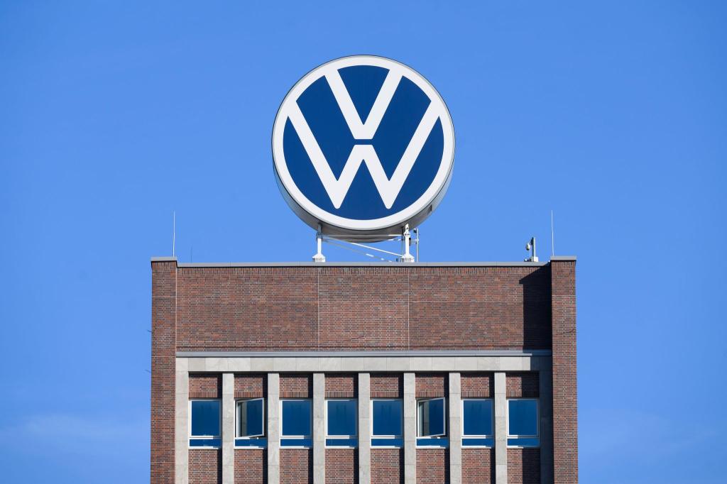 Die VW-Spitze hält das Sparkonzept der IG Metall für nicht ausreichend. (Archivfoto) - Foto: Julian Stratenschulte/dpa