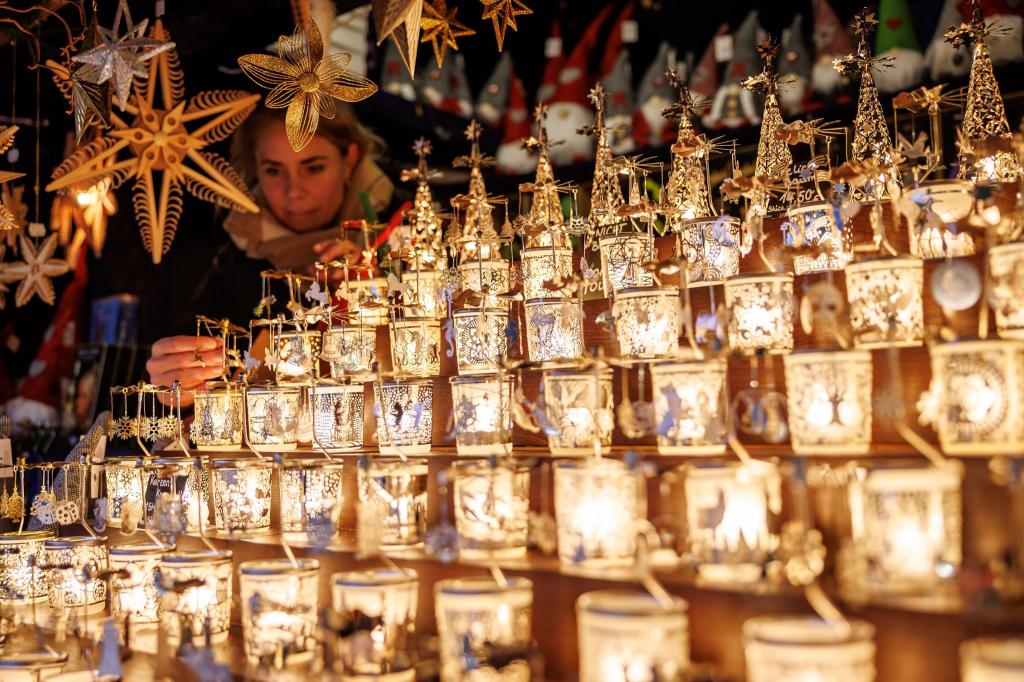 Weihnachtsschmuck leuchtet bei der Eröffnung des Nürnberger Christkindlesmarkts. - Foto: Daniel Karmann/dpa