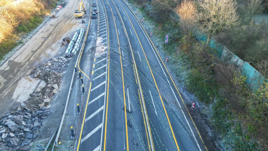 Unfallspuren auf der A1 nach Chaosfahrt eines Lastwagens. - Foto: Alex Talash/dpa