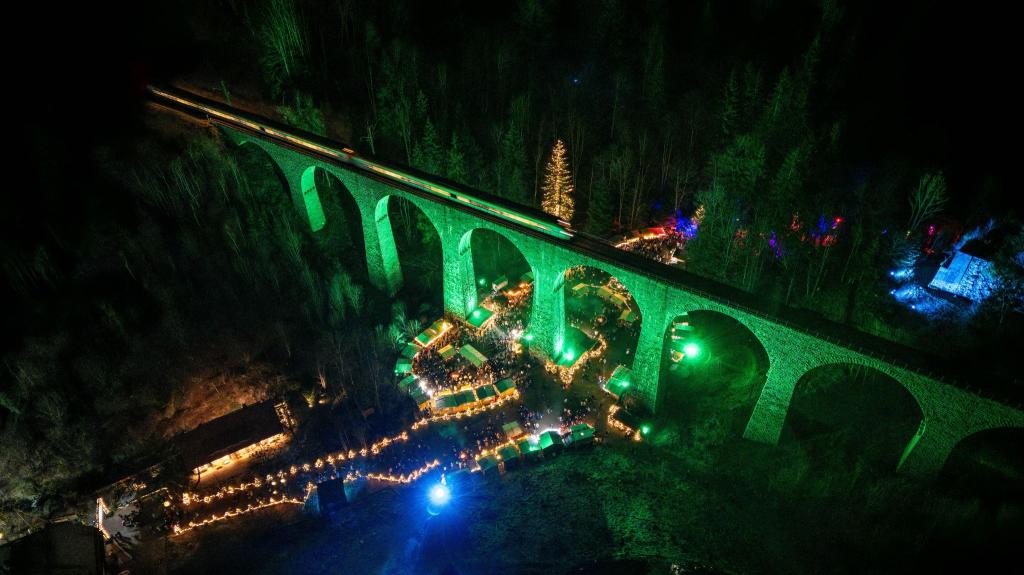 Beleuchtetes Eisenbahn-Viadukt der Höllentalbahn über dem Weihnachtsmarkt in der Ravennaschlucht. - Foto: Philipp von Ditfurth/dpa