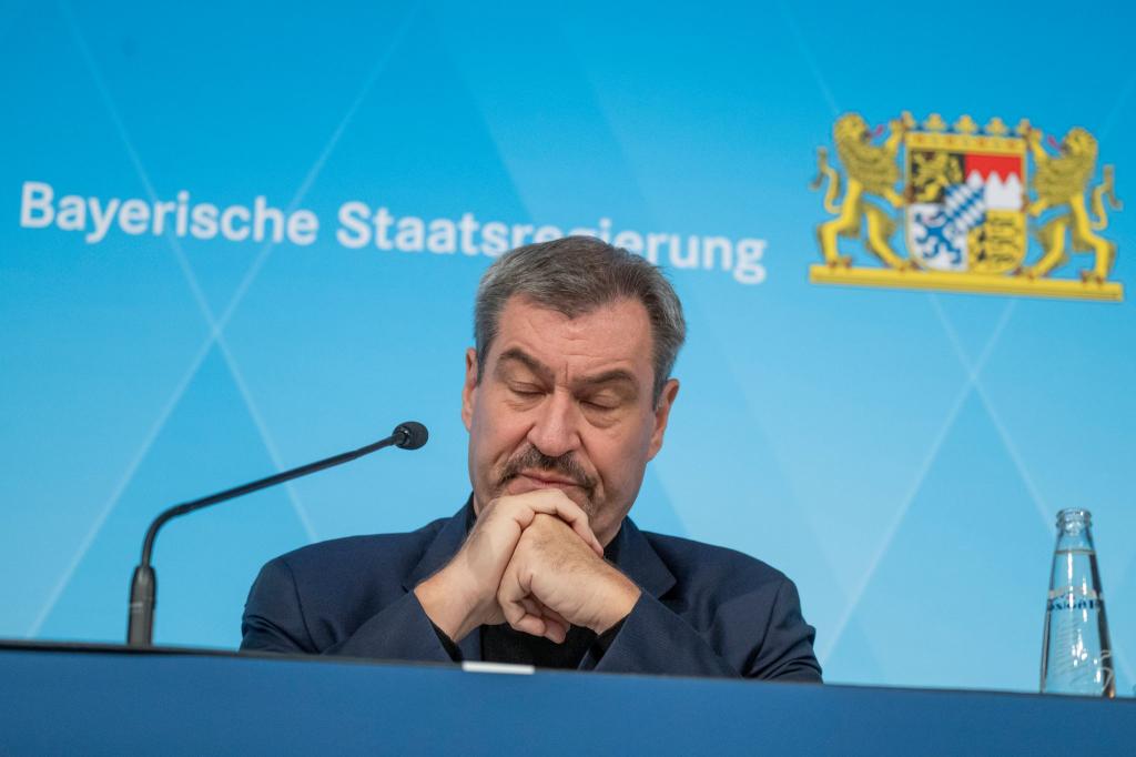 Markus Söder (CSU) stellte sich bei seinem Unternehmensbesuch bei McDonald's an die Fritteuse ‒ und erntete im Internet viel Häme. (Archivbild) - Foto: Peter Kneffel/dpa