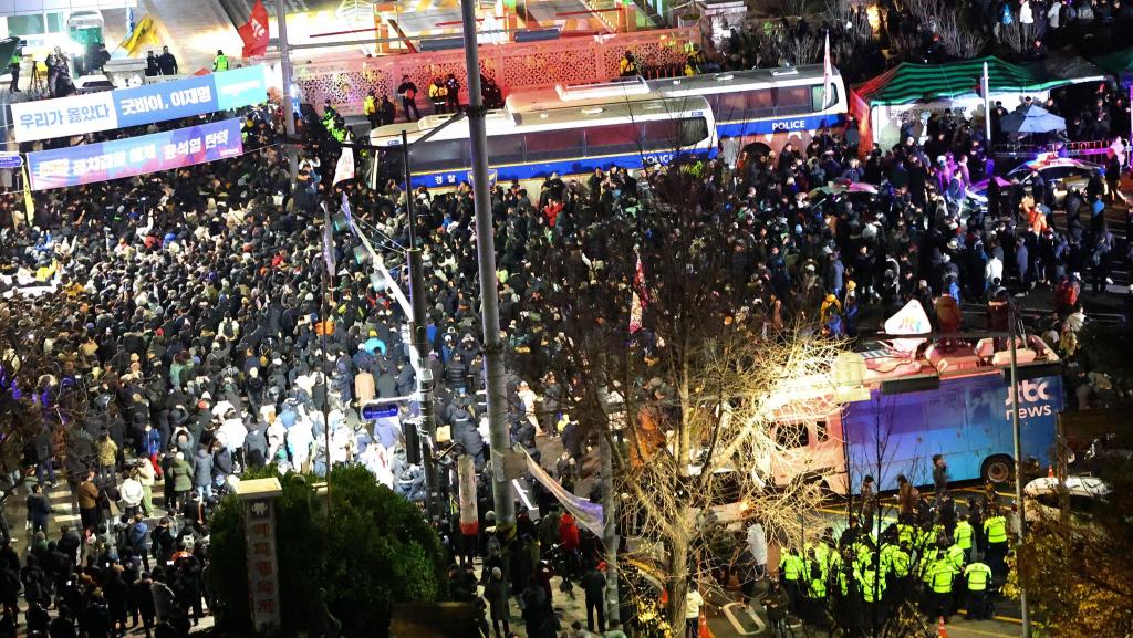 Demonstranten vor dem Parlamentsgebäude in Seoul. - Foto: Kim Do-hoon/Yonhap/AP/dpa