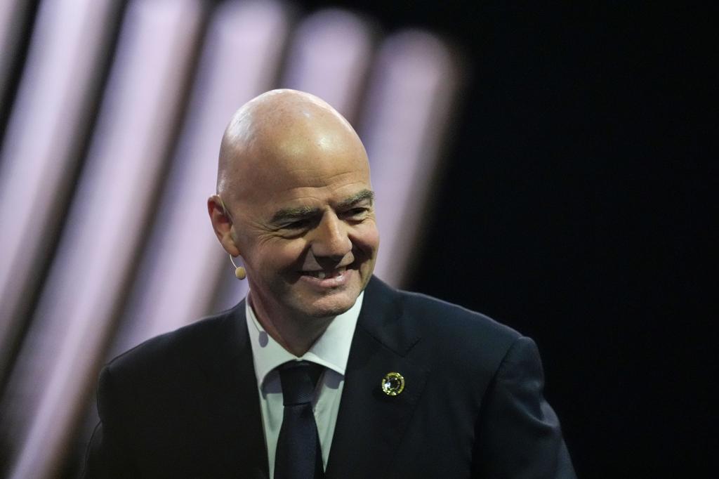 FIFA-Präsident Gianni Infantino ist sich bei Saudi-Arabien sicher. - Foto: Rebecca Blackwell/AP/dpa