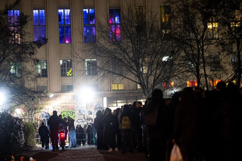 Zum Beginn der Jubiläumsparty bildete sich wieder die gefürchtete lange Warteschlange. - Foto: Fabian Sommer/dpa