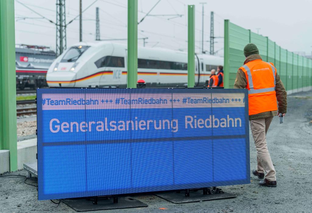 Riedbahn soll schon am Samstag wieder öffnen - Foto: Andreas Arnold/dpa