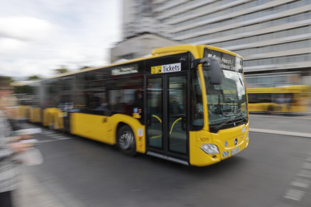 Die meisten syrischen Beschäftigten bei der BVG sind im Bus-Bereich angestellt. (Archivfoto) - Foto: Jörg Carstensen/dpa