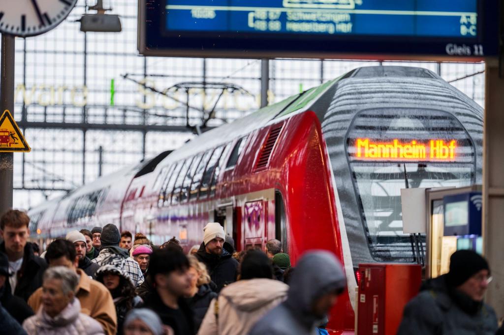 Zum Anrollen des Zugverkehrs auf der sanierten Riedbahn kam es noch zu Verspätungen - es ruckelt sich aber ein. - Foto: Andreas Arnold/dpa