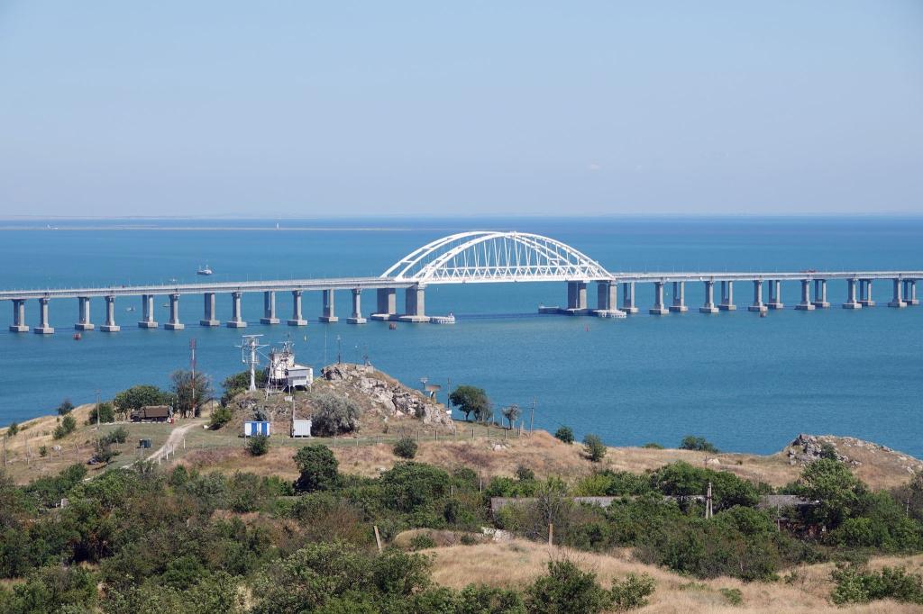 Eine Brücke über die Meerenge von Kertsch verbindet seit Jahren die von Russland annektierte Krim mit dem russischen Festland. (Archivbild) - Foto: Ulf Mauder/dpa