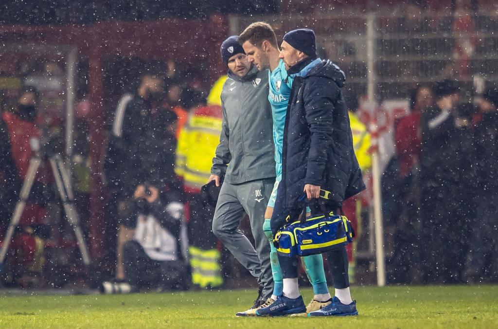 Bochums Keeper Drewes muss in Berlin vom Feld - Foto: Andreas Gora/dpa