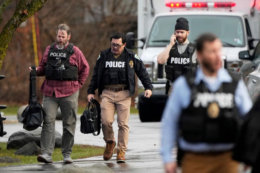 Polizisten sind nach dem Schusswaffenangriff an einer Schule im US-Bundesstaat Wisconsin im Einsatz. - Foto: Morry Gash/AP/dpa