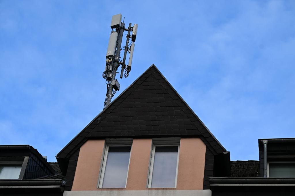 Ein Mobilfunk-Mast mit Antennen im Funkstandard 5G (quadratisch) und 4G (länglich) ist auf dem Dach eines Wohnhauses montiert. (Archivbild) - Foto: Wolf von Dewitz/dpa