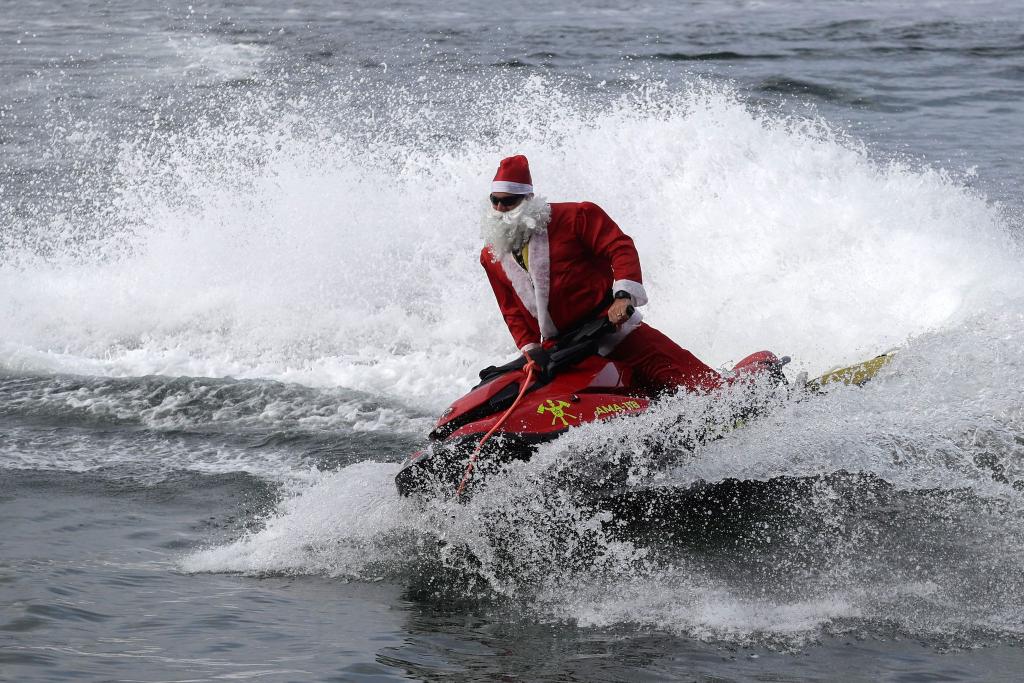 Der als Nikolaus verkleidete Feuerwehrmann ist Rettungsschwimmer (Foto aktuell). - Foto: Bruna Prado/AP Photo/dpa