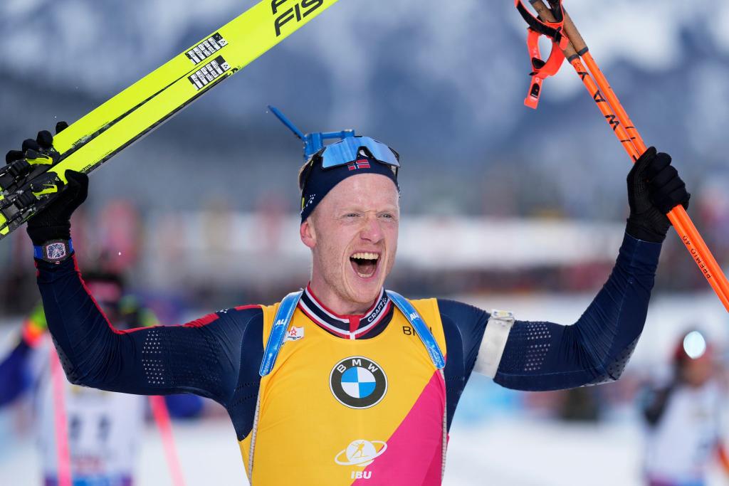 Auch Rekordweltmeister Johannes Thingnes Bö staunt über das schnelle Schießen seines jungen Teamkollegen. - Foto: Matthias Schrader/AP/dpa