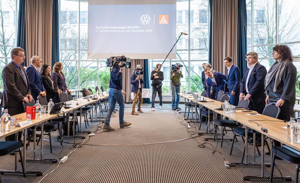 Zähe Verhandlungen: Bei VW geht die fünfte Tarifrunde in die Verlängerung. (Archivfoto) - Foto: Moritz Frankenberg/dpa