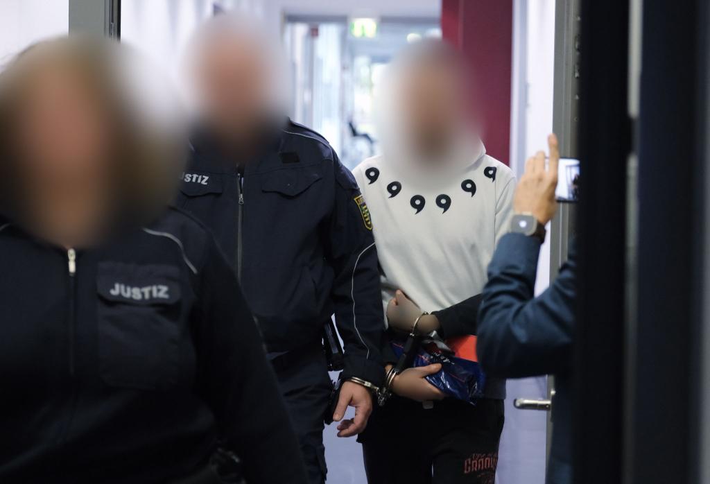 Ein 38-Jähriger soll einem Mann auf dessen Verlangen hin bei einem fingierten Machetenüberfall mehrere Finger abgeschlagen haben. (Archivbild) - Foto: Sebastian Willnow/dpa