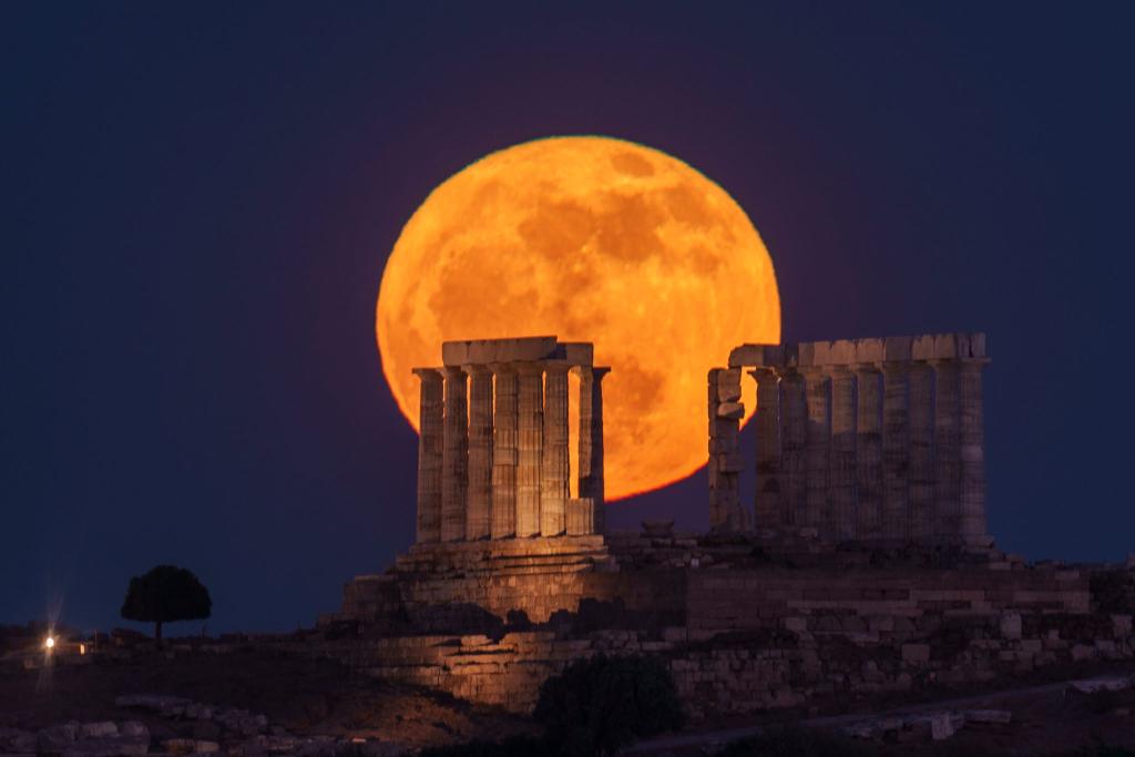 Die Gezeitenwirkung der Erde hat den Mond einst noch einmal kräftig aufgeheizt. (Archivbild) - Foto: Petros Giannakouris/AP/dpa