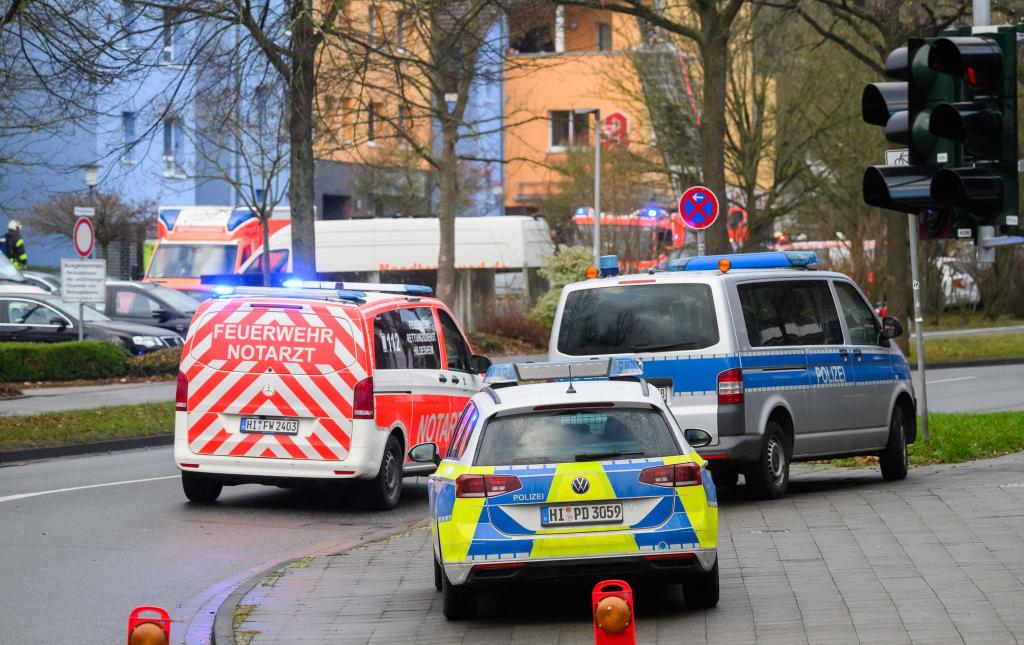 Ein Großaufgebot rückte nach Hildesheim-Ochtersum aus. - Foto: Julian Stratenschulte/dpa