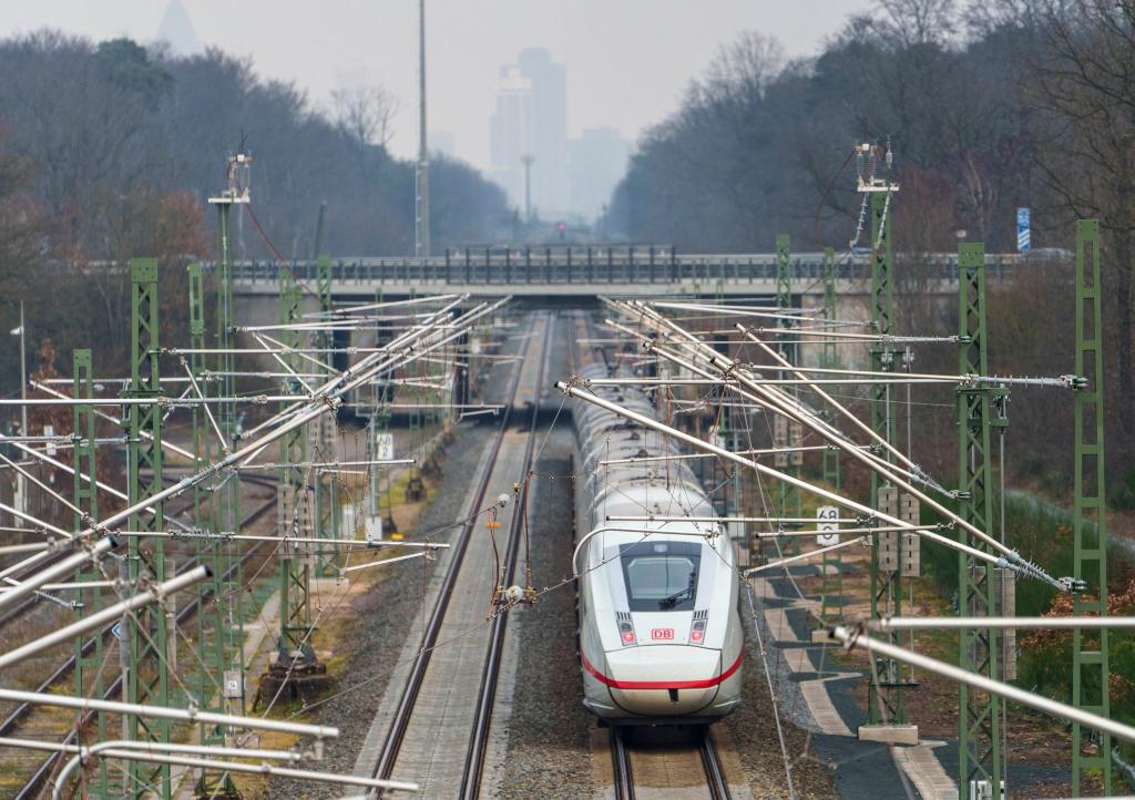 Auf der Riedbahnstrecke ist es zu einer Oberleitungsstörung gekommen (Symbolbild) - Foto: Andreas Arnold/dpa