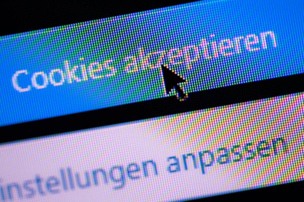 Einer Bitkom-Umfrage zufolge sind drei Viertel der Internet-Nutzerinnen und -Nutzer von Cookie-Bannern genervt. - Foto: Lino Mirgeler/dpa