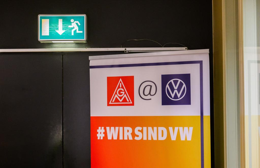 Im VW-Tarifstreit wird seit mehr als 60 Stunden um einen Kompromiss gerungen. (Archivbild) - Foto: Julian Stratenschulte/dpa