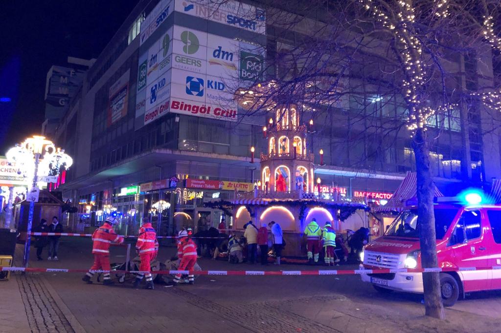 Einsatzkräfte von Rettungsdiensten und Feuerwehr sind im Einsatz auf dem Weihnachtsmarkt in Magdeburg. - Foto: Dörthe Hein/dpa-Zentralbild/dpa