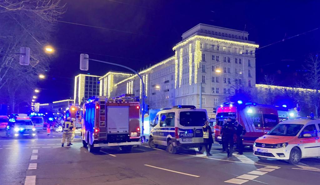 Einsatzkräfte von Rettungsdiensten, Polizei und Feuerwehr sind im Einsatz auf dem Weihnachtsmarkt in Magdeburg. - Foto: Heiko Rebsch/dpa