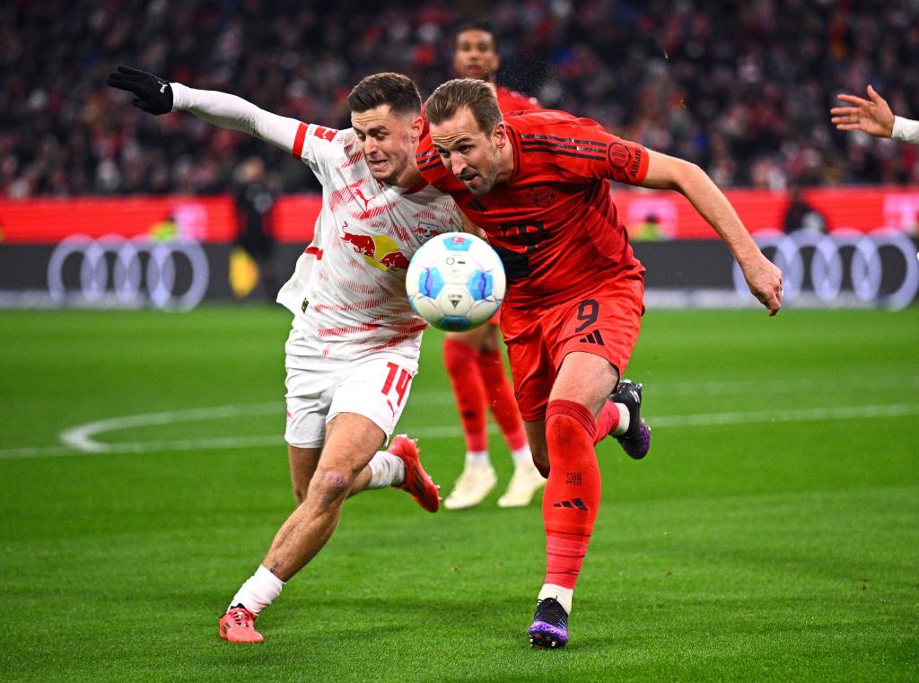 Harry Kane (r), hier im Zweikampf mit Leipzigs Christoph Baumgartner, tat der Offensiv-Abteilung des FC Bayern gut. - Foto: Tom Weller/dpa