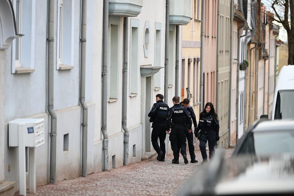 Polizisten durchsuchen ein Wohnhaus in Bernburg. Der mutmaßliche Todesfahrer vom Magdeburger Weihnachtsmarkt arbeitete in der Stadt in Sachsen-Anhalt als psychiatrischer Facharzt im Maßregelvollzug. - Foto: Heiko Rebsch/dpa