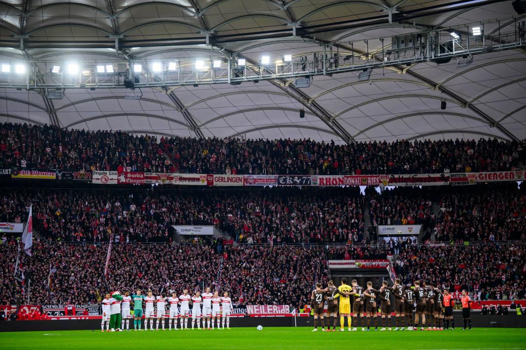 Schweigeminute vor dem Spiel in Stuttgart. - Foto: Tom Weller/dpa