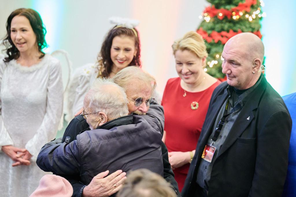 Darf endlich wieder seine Gäste bei der großen Feier herzen: Frank Zander. - Foto: Annette Riedl/dpa