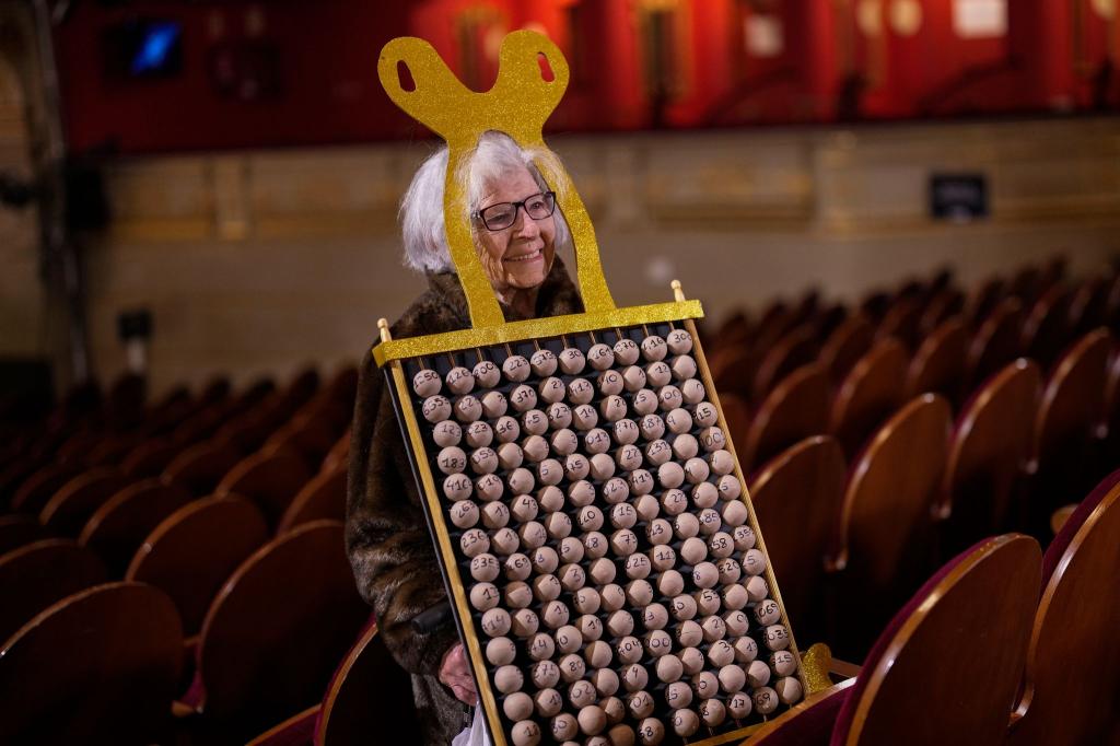 Rund 400 Zuschauer können die Ziehung der Glückszahlen im Madrider Teatro Real direkt miterleben. - Foto: Bernat Armangue/AP/dpa