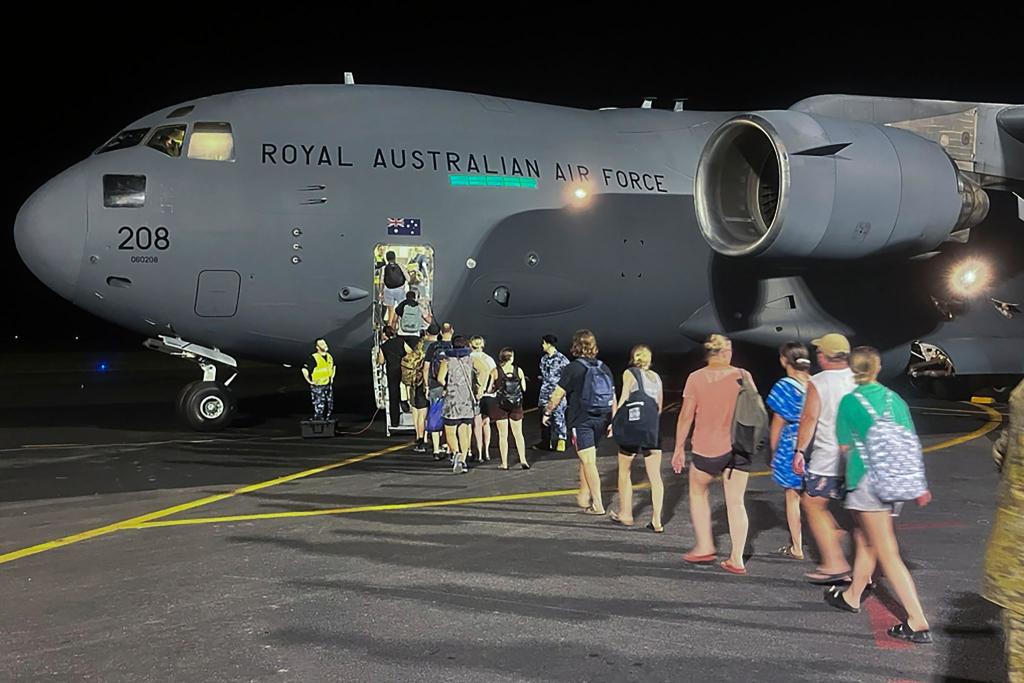 Nachdem ein heftiges Erdbeben den Inselstaat Vanuatu erfasst hat, konnten bereits Hunderte Touristen ausgeflogen werden. - Foto: Uncredited/Department of Foreign Affairs and Trade/AP/dpa