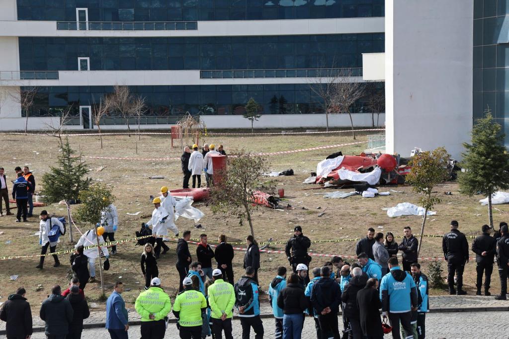 Ein Rettungshubschrauber ist in der südtürkischen Provinz Mugla gegen ein Krankenhaus geprallt und dann abgestürzt - Foto: Uncredited/IHA/AP/dpa