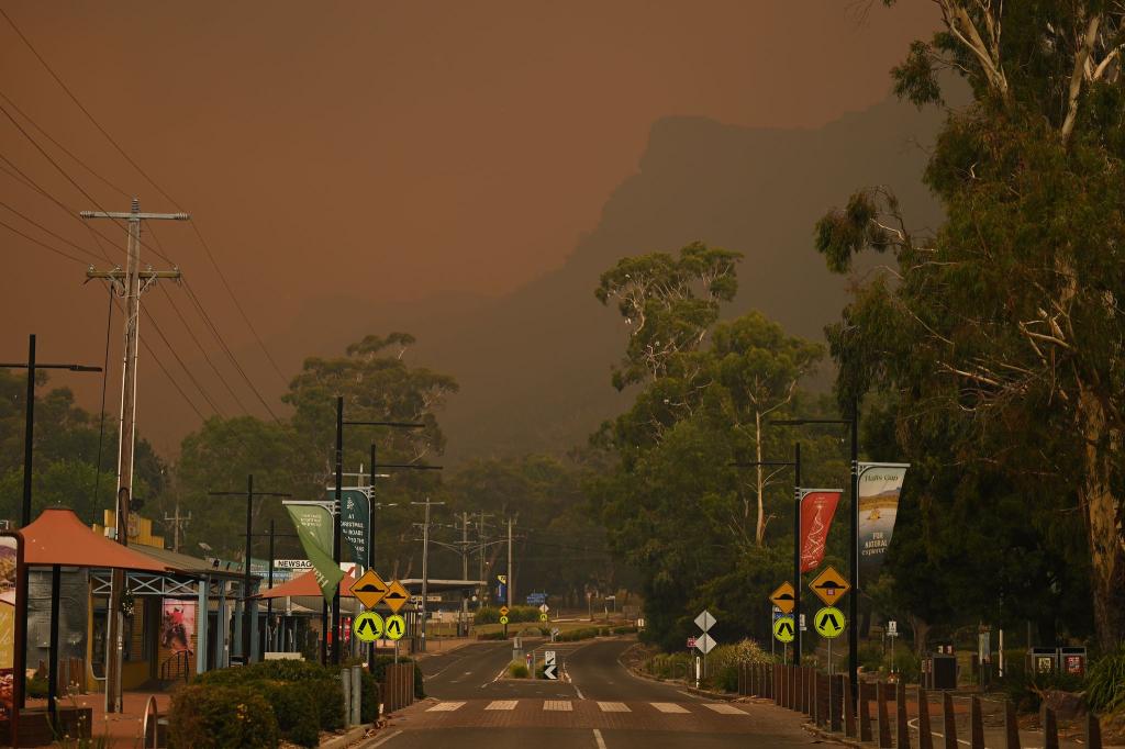 Feuerwehrleute kämpfen seit Tagen gegen Waldbrände im Südosten Australiens. - Foto: James Ross/AAP/dpa