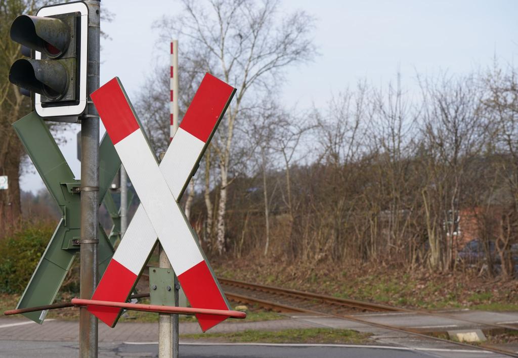 In diesem Jahr gab es laut erster Auswertung bislang weniger Unfälle an Bahnübergängen als 2023. (Archivbild) - Foto: Marcus Brandt/dpa