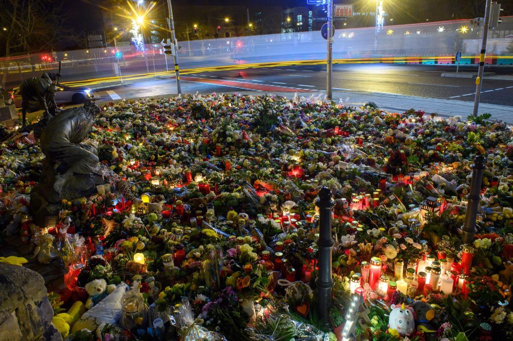 Trauer an der Johanniskirche: Gedenken an die Opfer der Weihnachtsmarkt-Tragödie - Foto: Klaus-Dietmar Gabbert/dpa