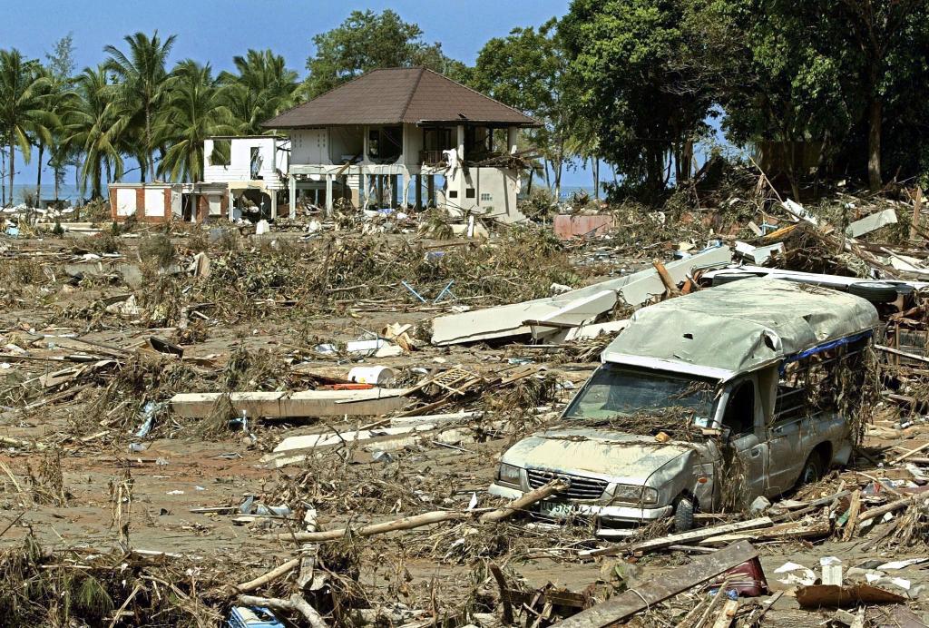 Die Zerstörungen durch den Tsunami waren gewaltig - auch in der beliebten Urlaubsregion Khao Lak in Thailand. (Archivbild) - Foto: picture alliance / epa Rungroj Yongrit/EPA/dpa