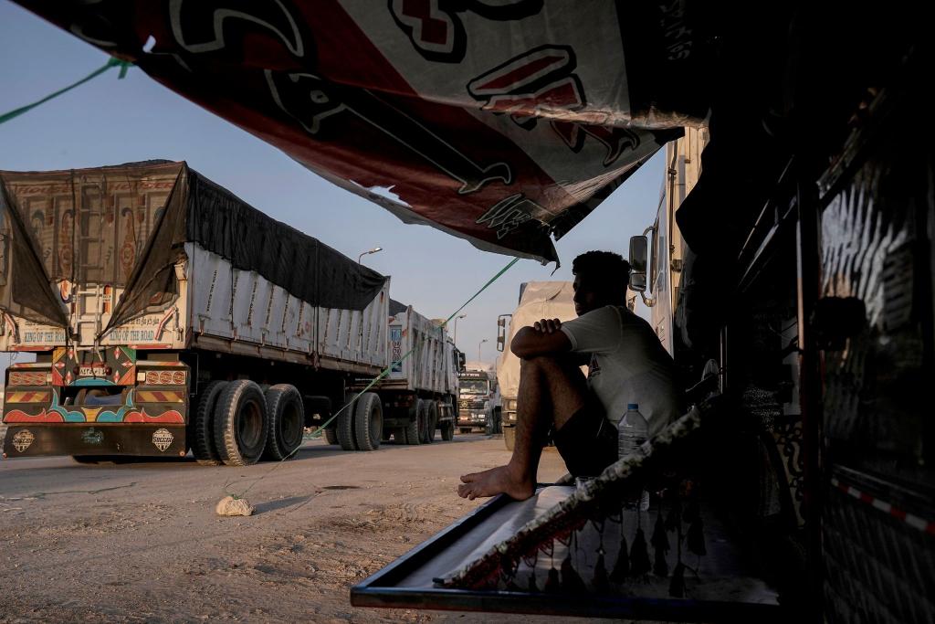 Bewaffnete Banden machen sich im Elend breit. (Symbolbild) - Foto: Amr Nabil/AP/dpa