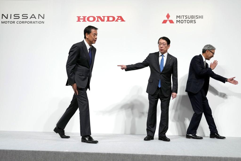 Nissan und Honda führen Fusionsgespräche und wollen Mitsubishi Motors daran beteiligen. - Foto: Eugene Hoshiko/AP/dpa