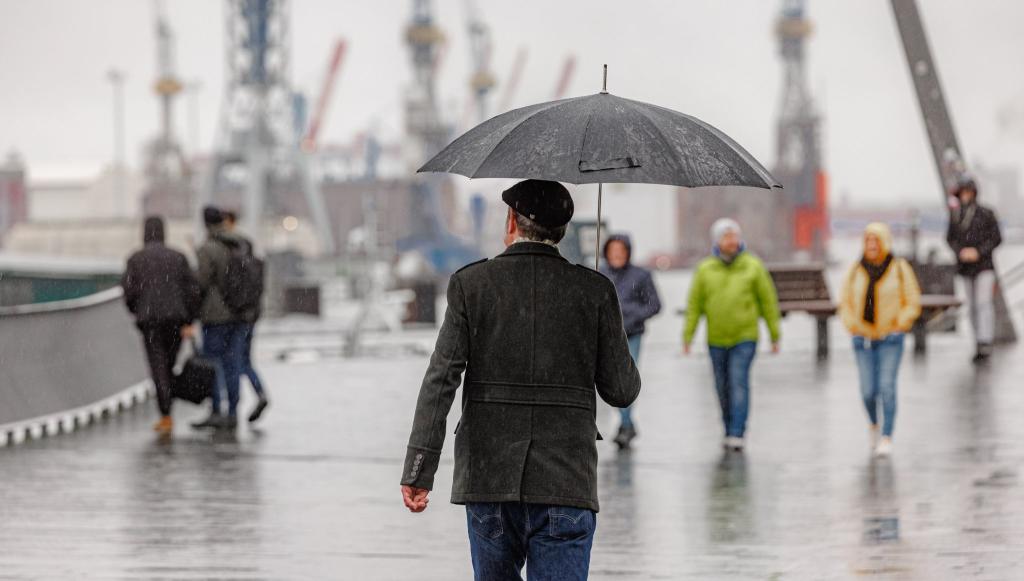 Ungemütliches und stürmisches Wetter ist für die Nordseeküste vorhergesagt - doch die befürchtete Sturmflut ist ausgeblieben. - Foto: Markus Scholz/dpa