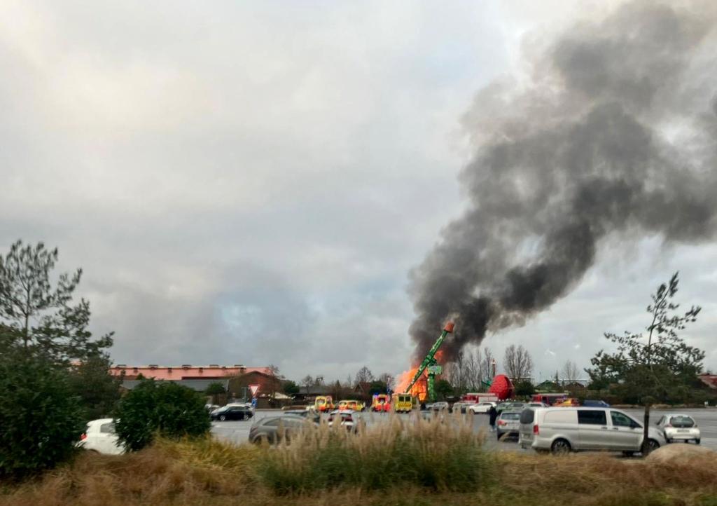 Ein Brand an einem Fahrgeschäft in «Karls Erlebnis-Dorf» hat zu einem Millionenschaden geführt. - Foto: Cindy Riechau/dpa