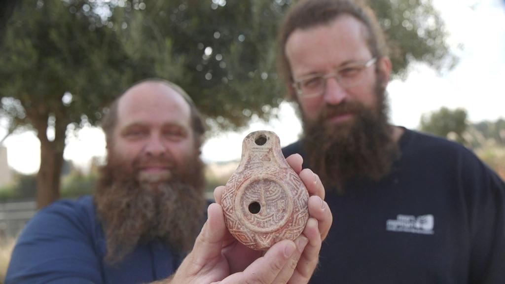 Stolz präsentieren die Archäologen ihren Fund. - Foto: Emil Aladjem/Israelische Altertumsbehörde/dpa