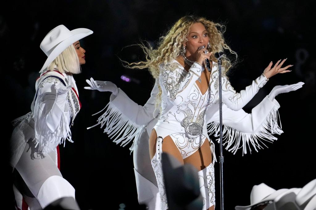 Beyoncé performte Songs aus ihrem achten Studio-Album. - Foto: David J. Phillip/AP/dpa