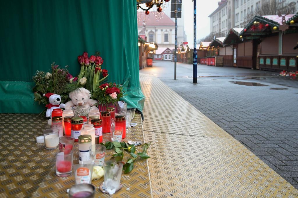 Menschen haben Blumen, Kerzen und Plüschtiere niedergelegt. - Foto: Heiko Rebsch/dpa